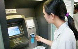 Ngân hàng Nhà nước: Năm 2012 chưa thu phí rút tiền ATM nội mạng